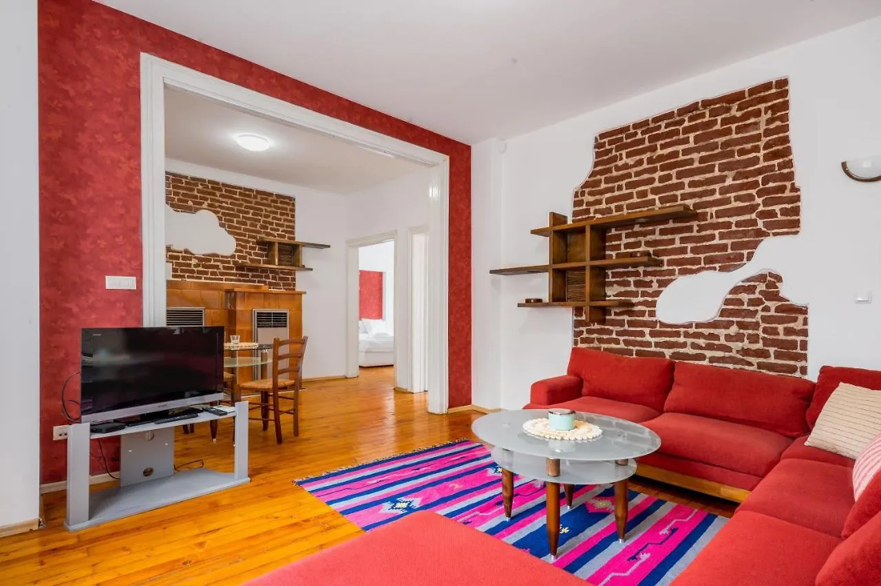 Sofia\'S Vintage Gem: Spacious 2Bd Flat On Solunska contacts